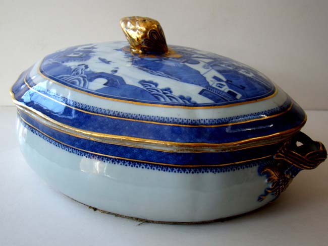 A fine Chinese Export Porcelain 'Imperial Nanking' oval covered vegetable tureen circa 1790-1820 — image 4